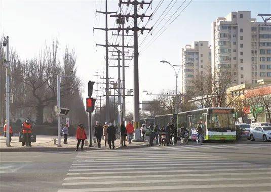 文明大道街道重塑城市交通脉络，开启绿色出行新篇章的交通新闻报道